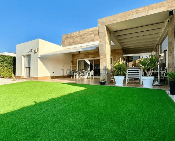 ¡Descubra la casa de sus sueños en Finca Golf, Algorfa, Alicante!