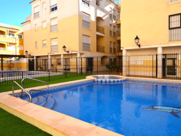 Piso listo para entrar a vivir con piscina y garaje en Formentera del Segura