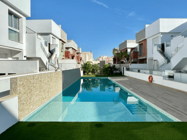 Vida exclusiva en PlayaMar Confort moderno en la Costa Española